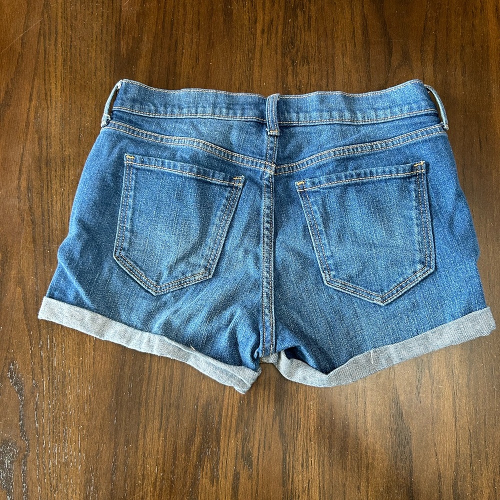 Old navy women’s mid-rise ripped boyfriend jean shorts size 2. - Picture 4 of 5
